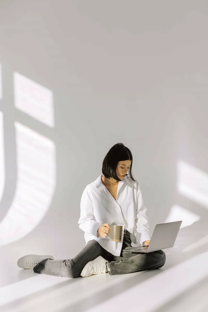 A remote virtual assistant working flexibly from home
